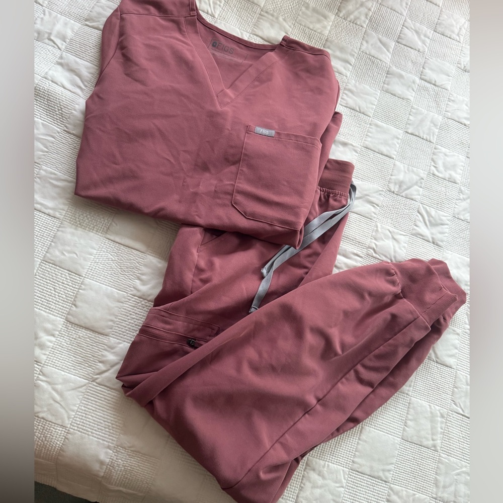 Figs jogger scrub set - mauve 
Size: L